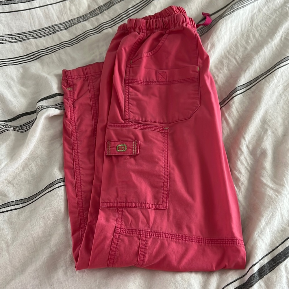 Women’s pink scrub bottoms size small in good condition